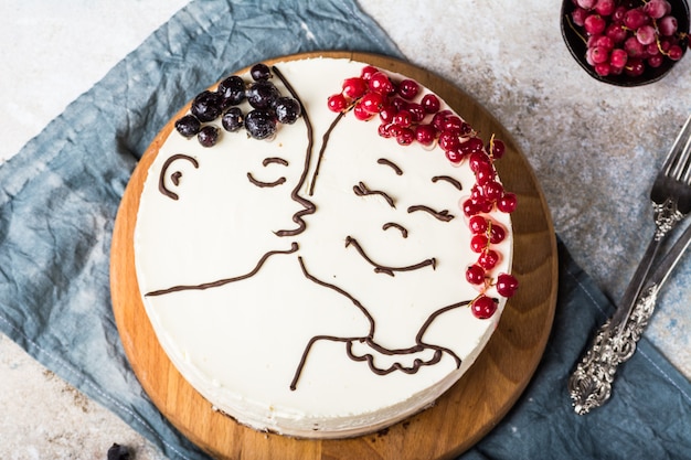 Photo mother's day cheesecake with berries and kissing figures