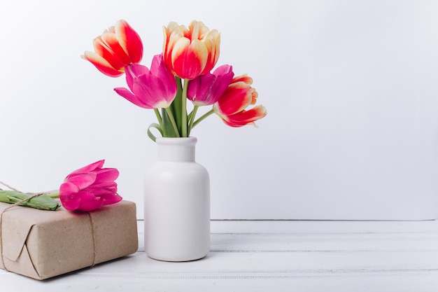 写真 母の日の構成チューリップとギフトの花瓶。