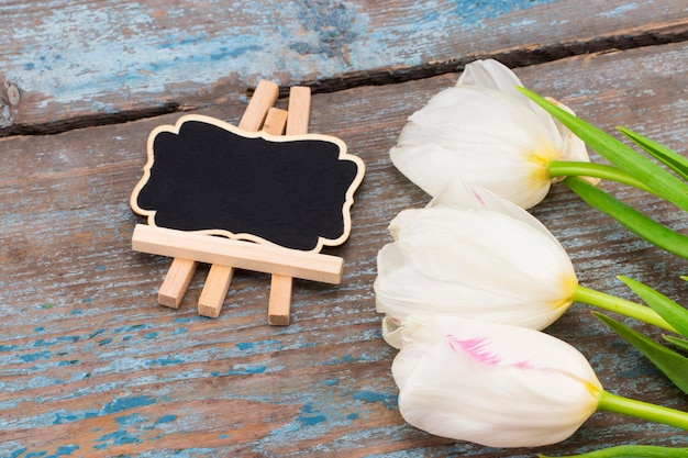 Foto immagine del concetto di festa della mamma. scheda con spazio vuoto per un testo e tulipani bianchi.