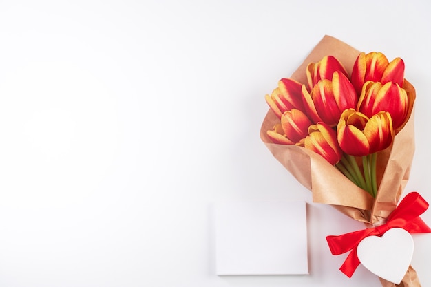Concetto di design regalo festa della mamma con mazzo di fiori di tulipano