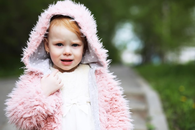 母の日、愛の家族、親子関係の子供時代の概念。軽い服を着て3〜4歳の小さなかわいい子供子供赤ちゃん。