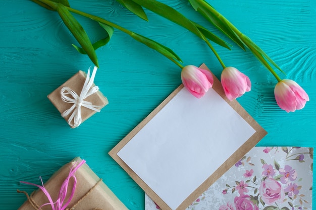 Foto festa della mamma. tulipani rosa e biglietto di auguri