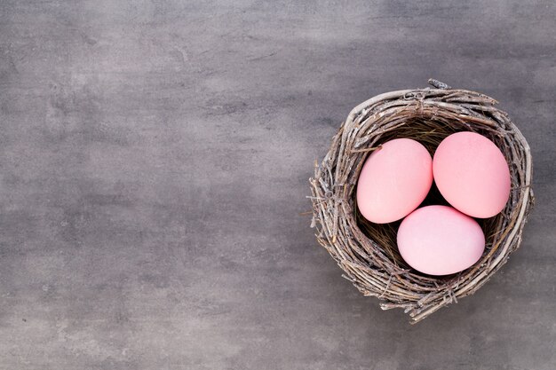 Festa della mamma, festa della donna, pasqua, tulipani rosa, regali su sfondo grigio.