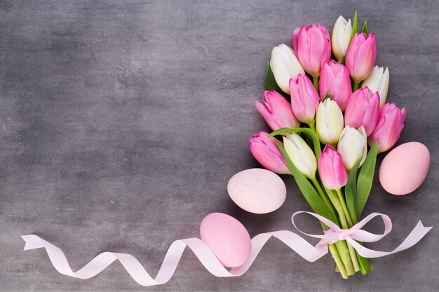 Festa della mamma, festa della donna, pasqua, tulipani rosa, regali su grigio