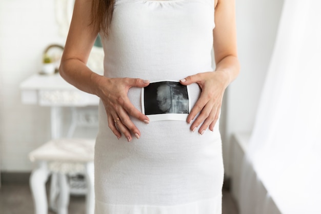 Photo mother showing a picture of an ultrasound