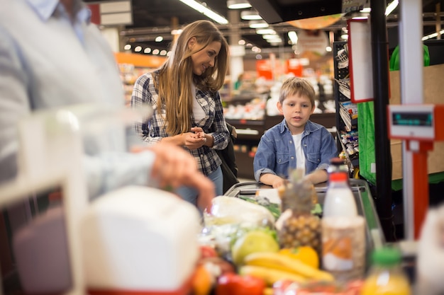 Generi e generi alimentari che acquistano generi alimentari