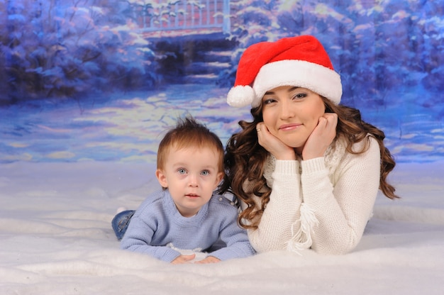 Photo mother and son celebrating christmas together