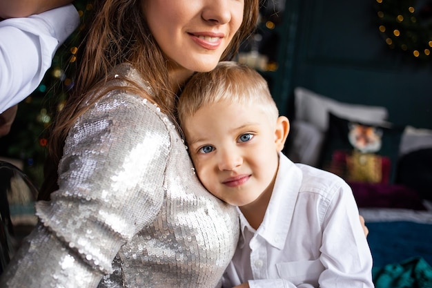 Photo mother and son in decorated home for christmas mother and little boy at home