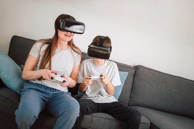 Мать и сын любят играть в видеоигры