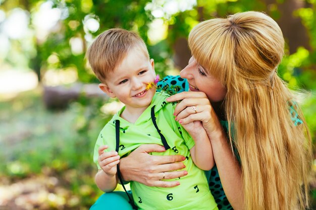 Madre e figlio che si divertono