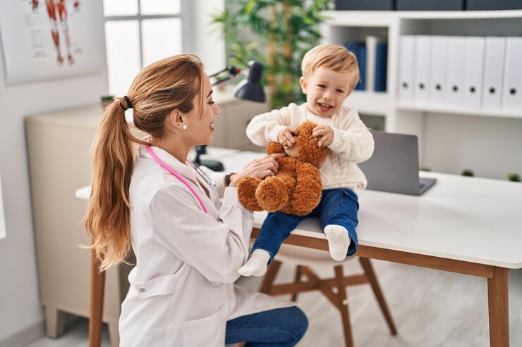 Photo mother and son having pediatrician consultation at clinic