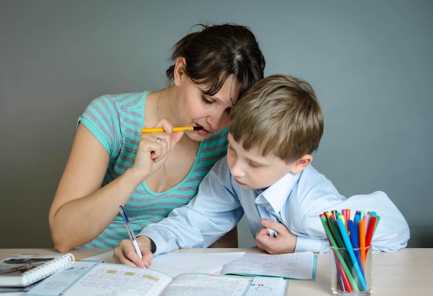 Мать и сын делают домашнее задание вместе