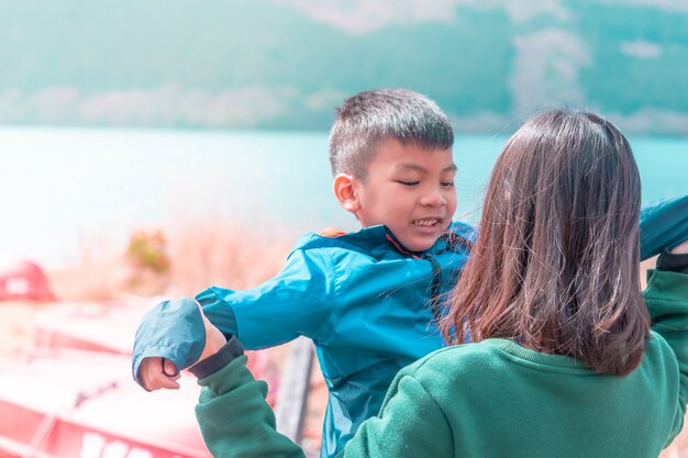 母と息子は箱根の芦ノ湖の近くで遊んでいます。