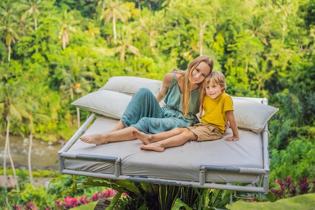 Photo mother and son over the jungle close to nature