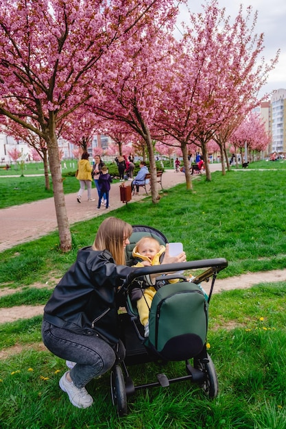 Мать и сын делают воспоминания на природе