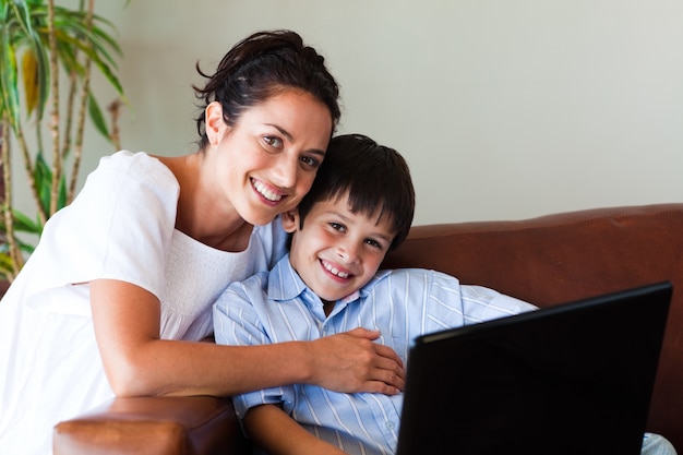 Madre e figlio che giocano con un computer portatile