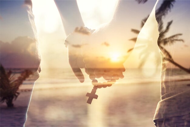 Photo mother and son praying together