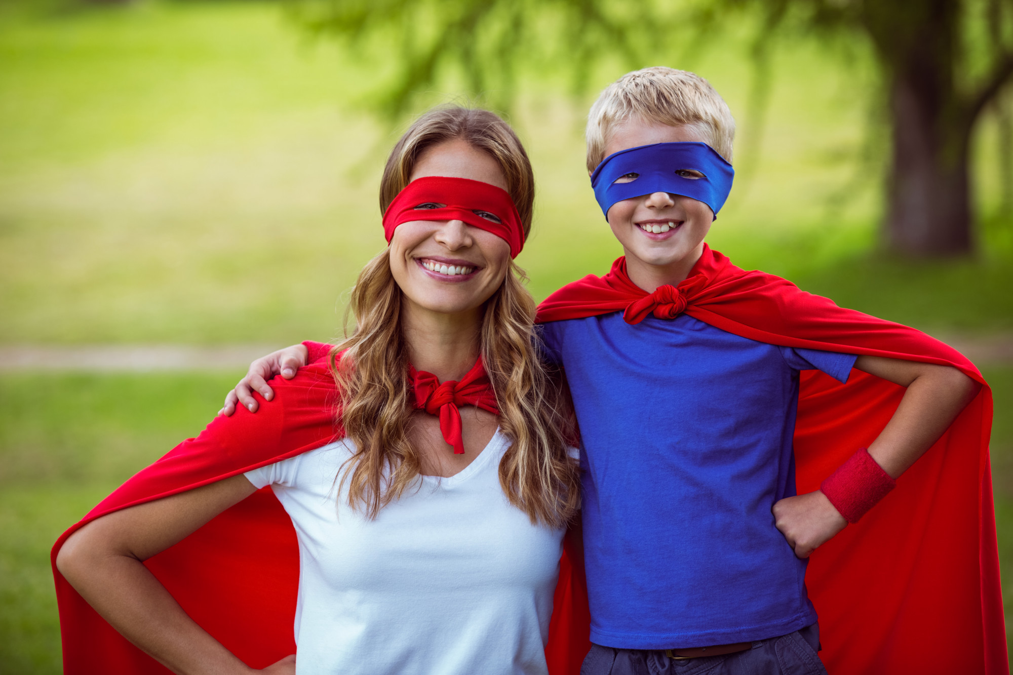 Foto madre e figlio che fingono di essere supereroi