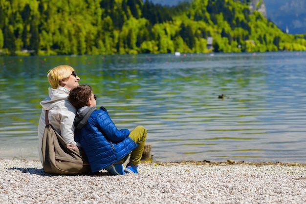 Мать и сын отдыхают у озера