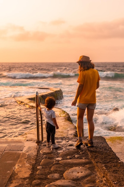 Madre e figlio al tramonto nelle piscine naturali di la maceta a el hierro isole canarie