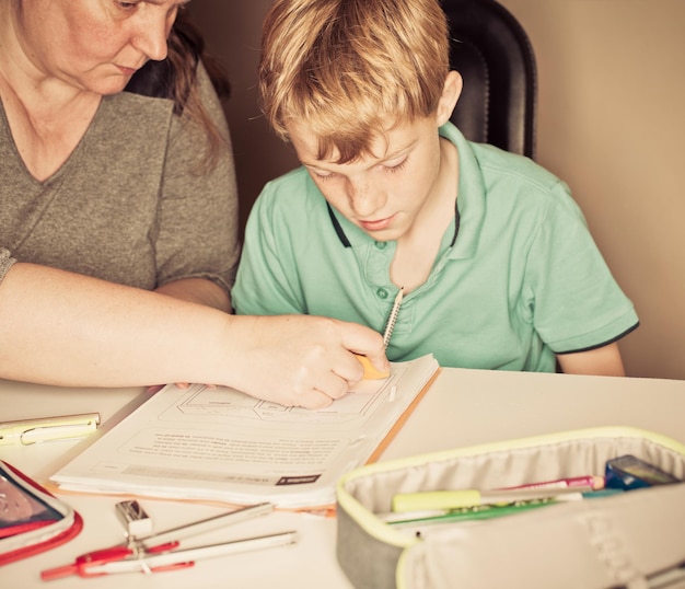 Photo mother and son on table at home