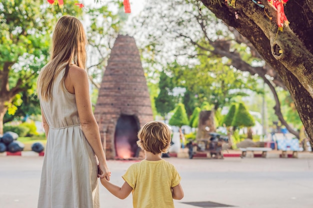 I turisti di madre e figlio guardano wat chalong è il tempio più importante di phuket.. in viaggio con i bambini concept