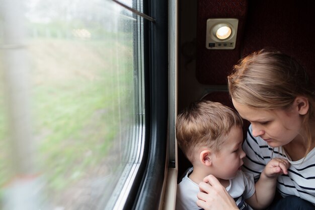 Madre e figlio durante un viaggio in treno