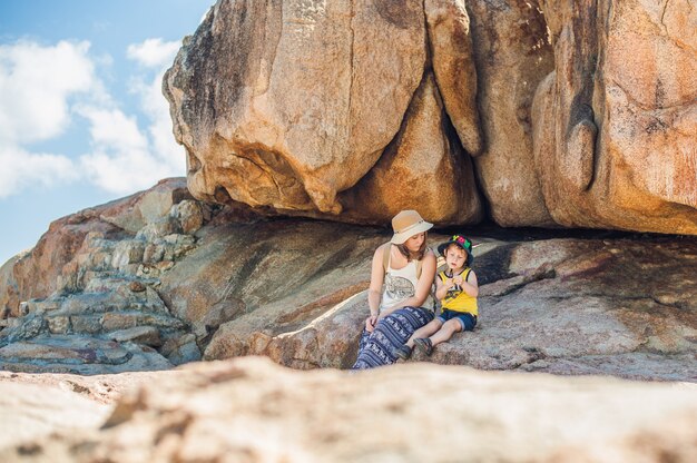 Viaggiatori madre e figlio al promontorio di hon chong, pietra da giardino, famose destinazioni turistiche a nha trang vietnam