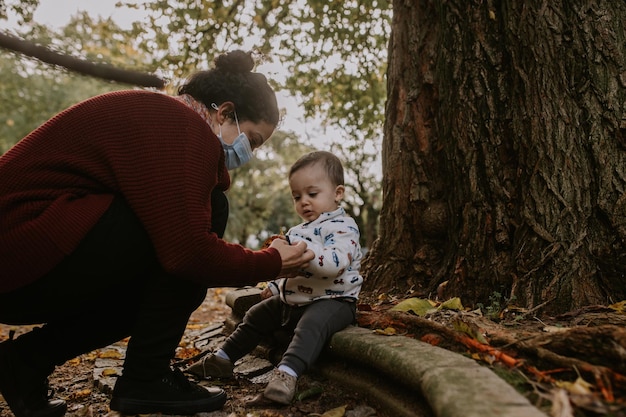 Foto madre e figlio sull'albero contro le piante