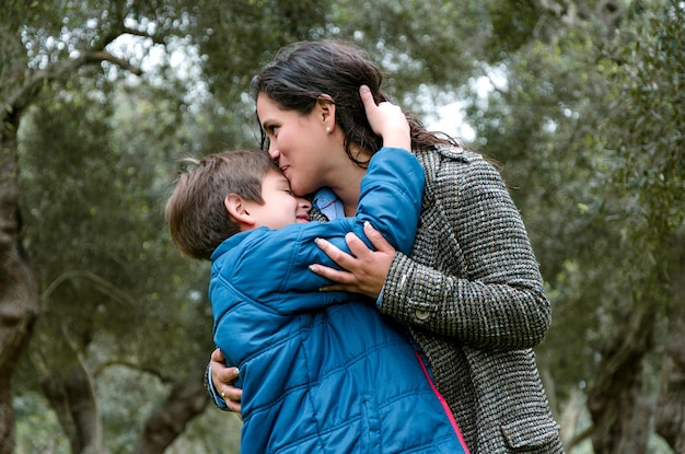 Foto madre e figlio sull'albero