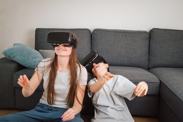 Мать и сын в VR-гарнитурах и с VR-контроллерами