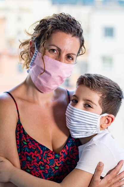 Foto madre e figlio con maschere di protezione