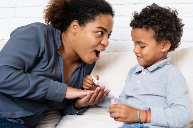 写真 子供と一緒に時間を過ごすお母さん