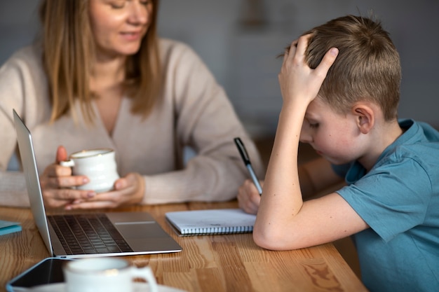 Foto madre che trascorre del tempo con suo figlio