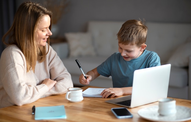 Photo mother spending time with her child