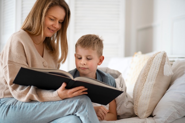 Photo mother spending time with her child