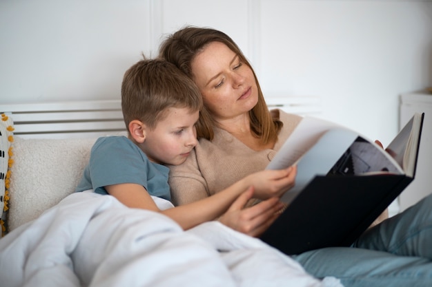 Photo mother spending time with her child