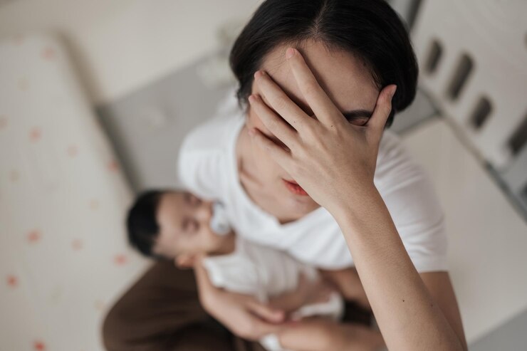 Photo 母親のストレスと手は彼女の顔を閉じ 疲れた母親は産後うつ病に苦しんでいます
