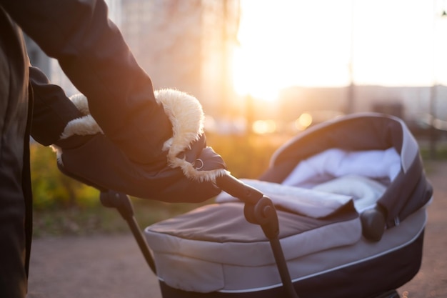 Фото Мать прогуливается с новорожденным в коляске снимок крупным планом