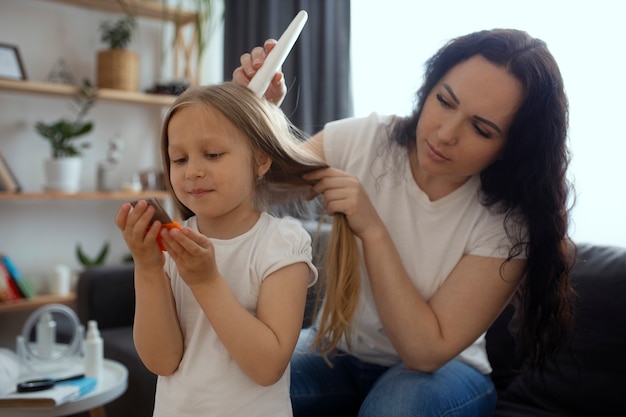 Photo mother taking care of child with head lices