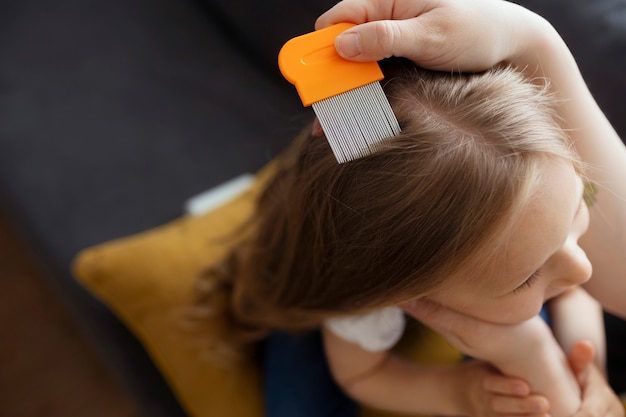 Photo mother taking care of child with head lices