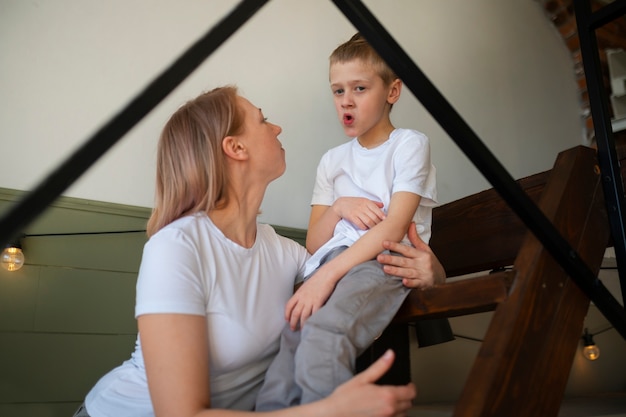 写真 自宅で自閉症の息子の世話をする母親