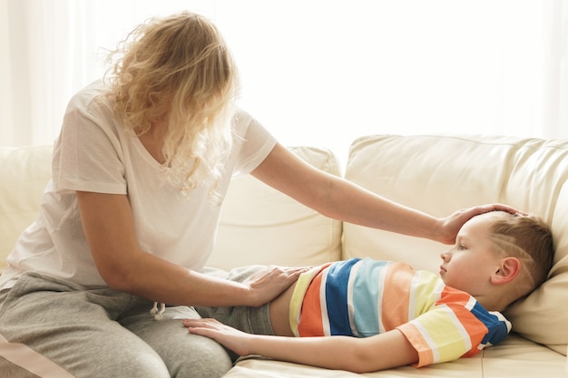 Foto la madre si prende cura e sostiene il figlio malato