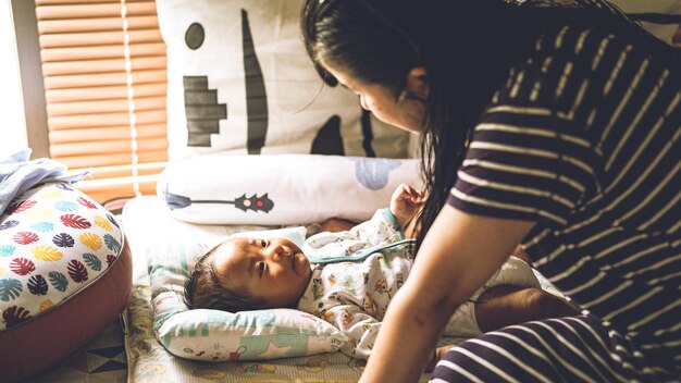 Photo mother talk to newborn baby