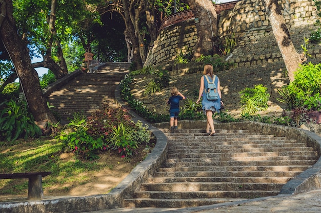 Photo mother and toddler son tourists in vietnam po nagar cham tovers