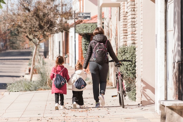 写真 子供たちが学校に歩く母親