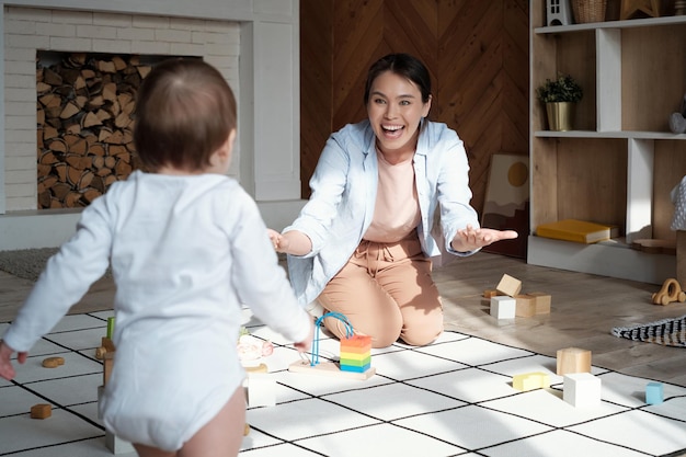 Foto madre che guarda il bambino che cammina