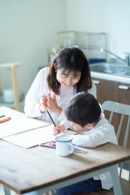 遊ぶ子供を褒めるお母さん