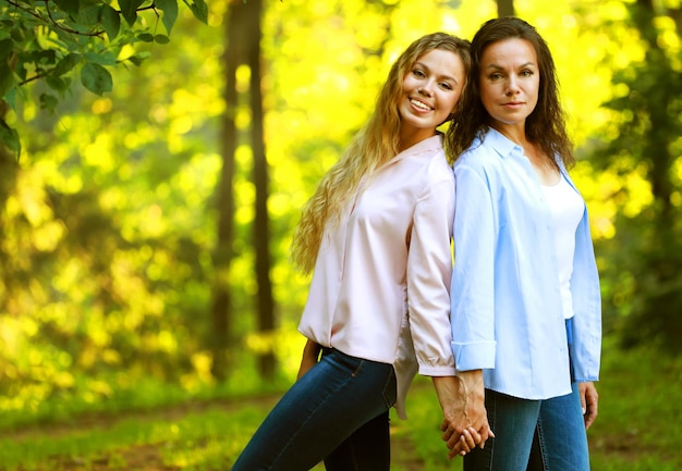 Madre con figlia adulta nel parco insieme.