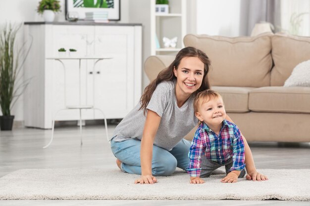 家で遊ぶ男の子を持つ母